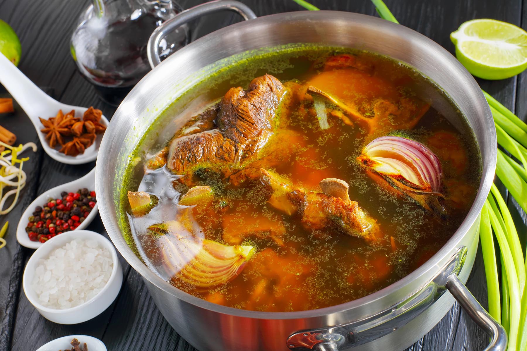 Knochenbrühe kochen
